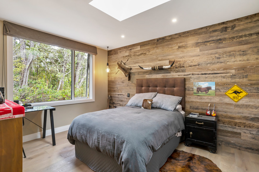 Mittelgroßes Modernes Kinderzimmer mit brauner Wandfarbe, hellem Holzboden, Holzdielenwänden, Holzwänden, Schlafplatz und beigem Boden in Auckland