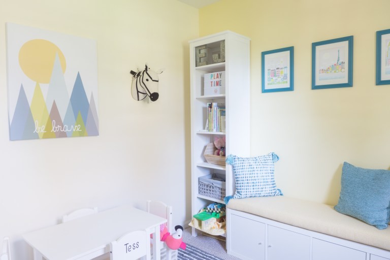 Idéer för ett litet modernt könsneutralt småbarnsrum kombinerat med lekrum, med gula väggar, heltäckningsmatta och beiget golv