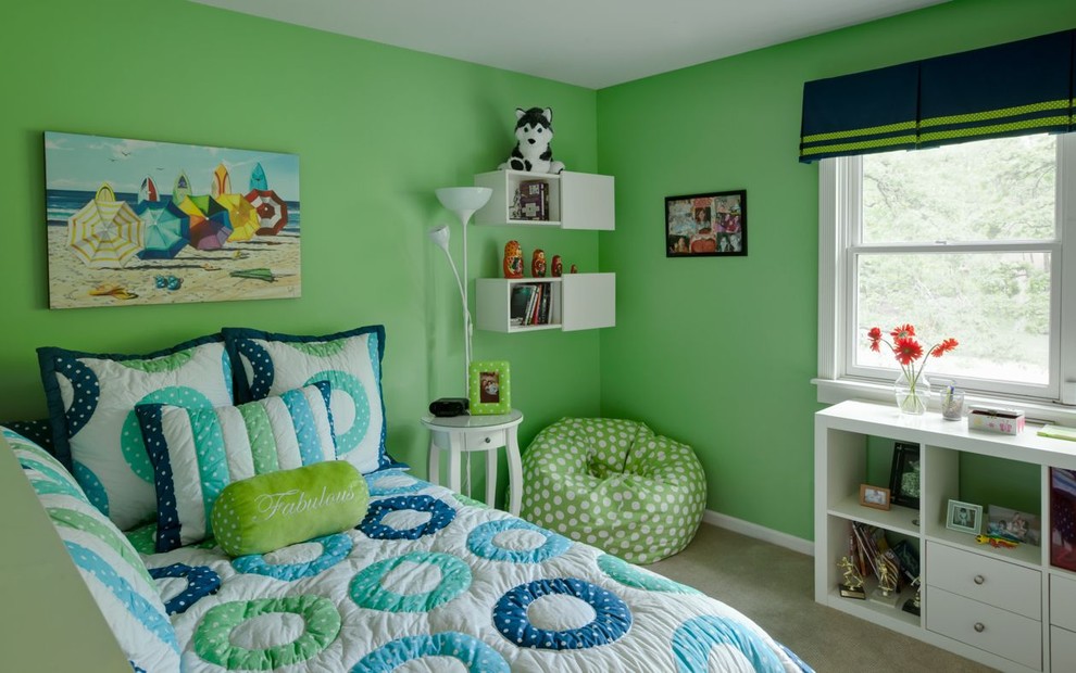 Стильный дизайн: нейтральная детская среднего размера в стиле модернизм с спальным местом, зелеными стенами и ковровым покрытием для подростка - последний тренд