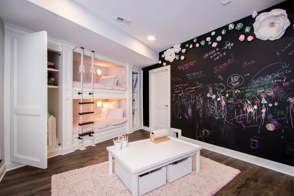 クリーブランドにあるトランジショナルスタイルのおしゃれな子供の寝室 (黒い壁、濃色無垢フローリング、茶色い床、二段ベッド) の写真