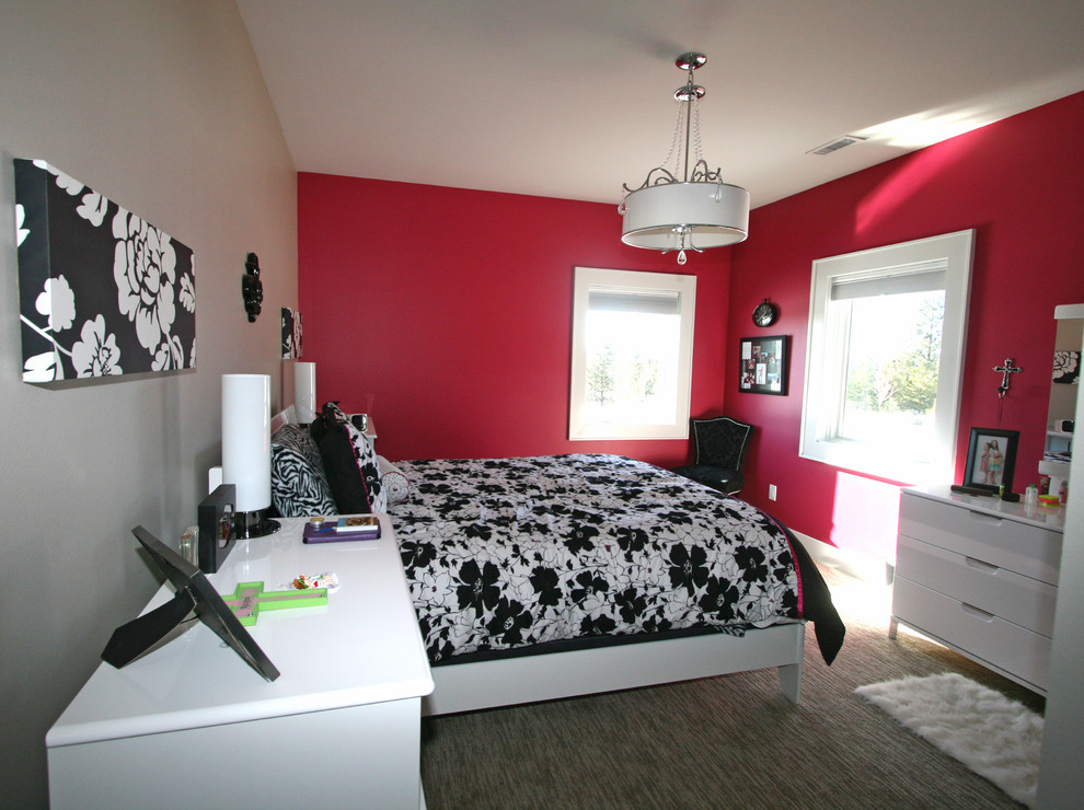 Mittelgroßes Kinderzimmer mit Schlafplatz, rosa Wandfarbe und Teppichboden in Seattle