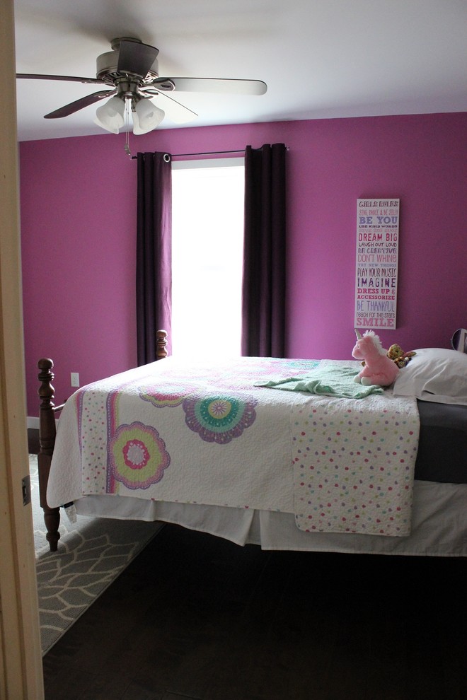 Réalisation d'une chambre d'enfant tradition de taille moyenne avec parquet foncé et un mur violet.