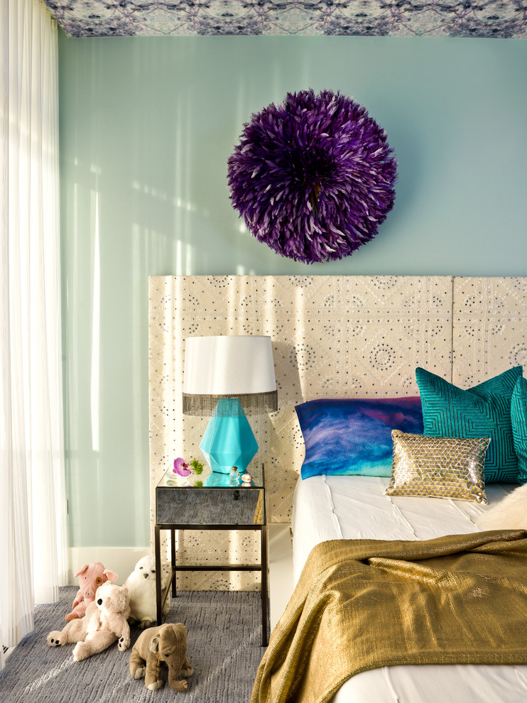 На фото: детская в современном стиле с спальным местом, синими стенами и ковровым покрытием для девочки