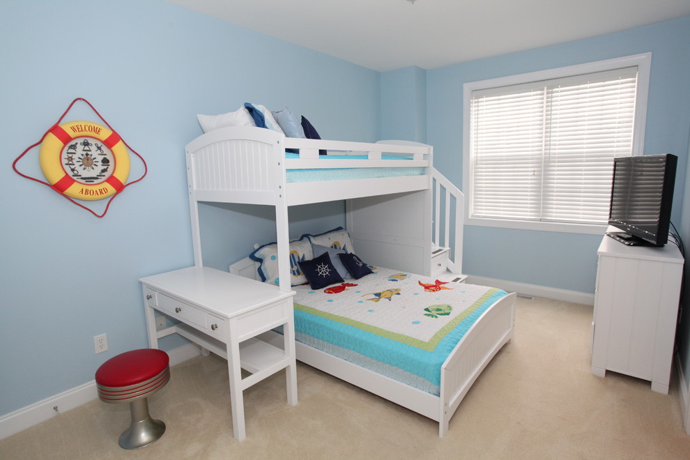 Maritim inredning av ett mellanstort barnrum kombinerat med sovrum och för 4-10-åringar, med blå väggar och heltäckningsmatta