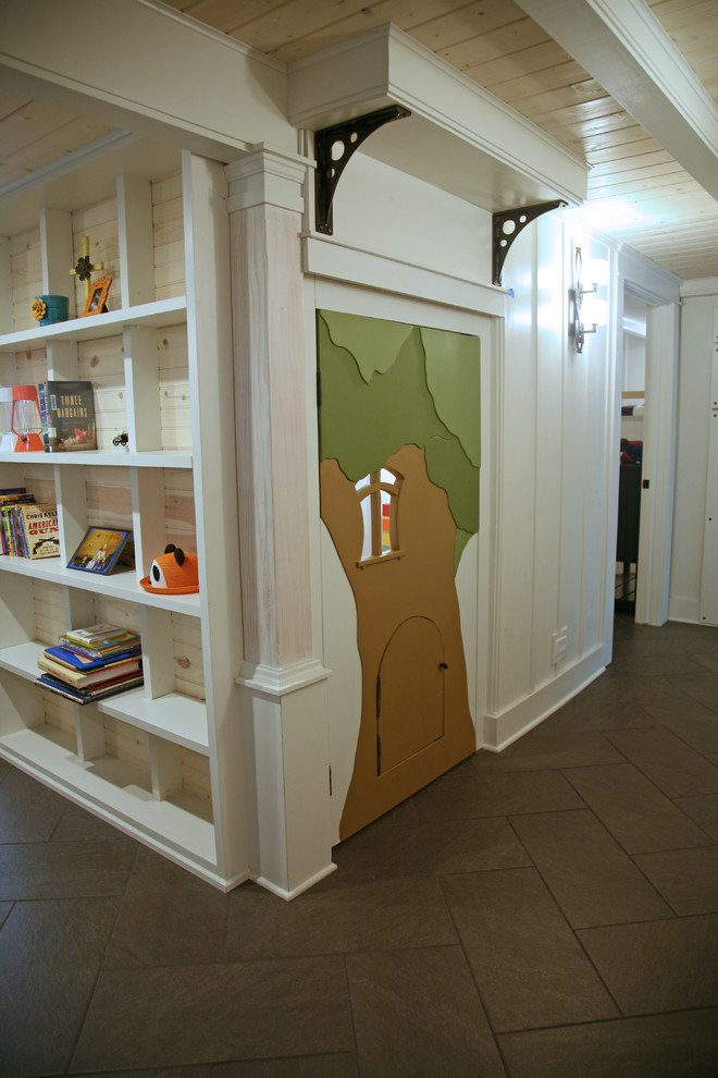 Foto på ett litet industriellt könsneutralt barnrum kombinerat med lekrum och för 4-10-åringar, med vita väggar, klinkergolv i keramik och brunt golv