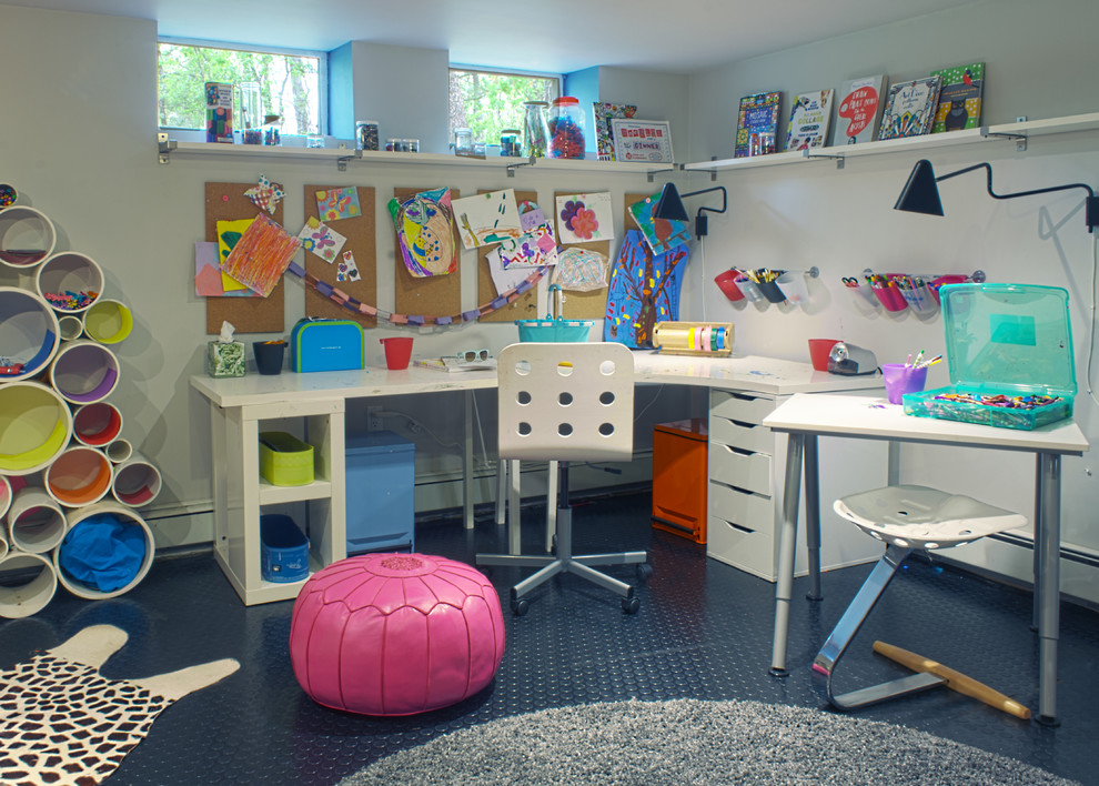 На фото: детская среднего размера в стиле фьюжн с рабочим местом, серыми стенами, полом из линолеума и синим полом для ребенка от 4 до 10 лет, девочки с