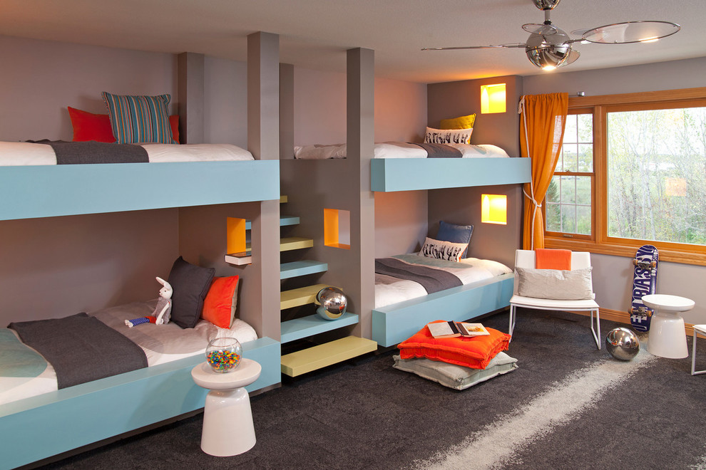 Inspiration pour une salle de jeux d'enfant design avec un sol gris, un mur gris, moquette et un lit superposé.