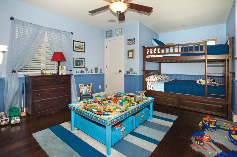 Großes Klassisches Jungszimmer mit blauer Wandfarbe, dunklem Holzboden, Schlafplatz und braunem Boden in Phoenix