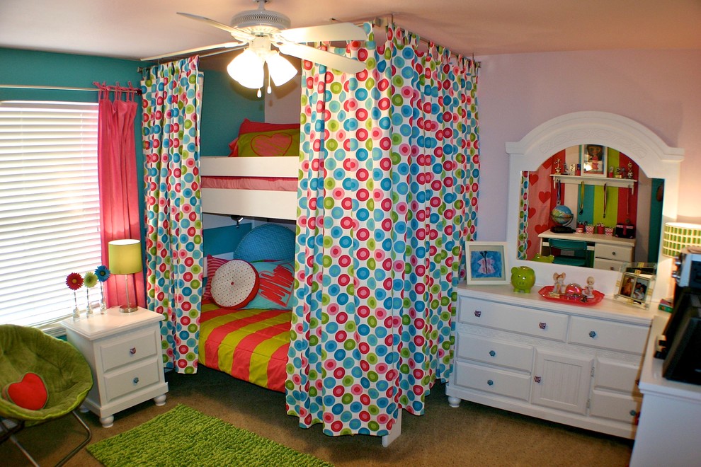 Cette image montre une chambre d'enfant bohème avec un lit superposé.