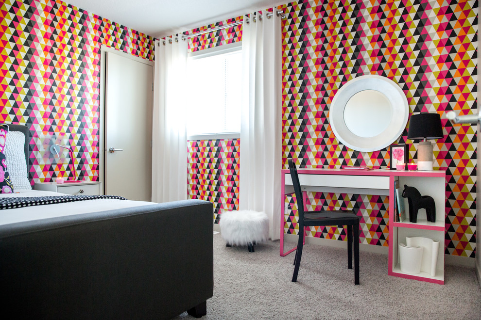Foto på ett funkis barnrum kombinerat med sovrum, med flerfärgade väggar och heltäckningsmatta