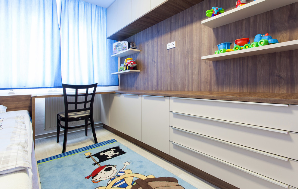 Idées déco pour une petite chambre d'enfant de 4 à 10 ans contemporaine avec un mur blanc et parquet clair.