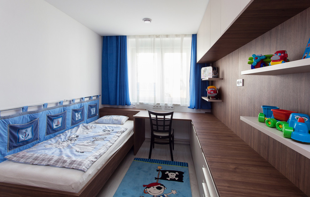 Aménagement d'une petite chambre d'enfant de 4 à 10 ans avec un mur blanc et parquet clair.