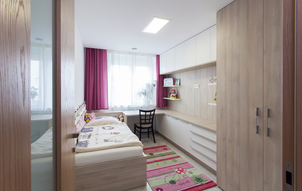 Exemple d'une petite chambre d'enfant de 4 à 10 ans tendance avec un mur blanc et parquet clair.