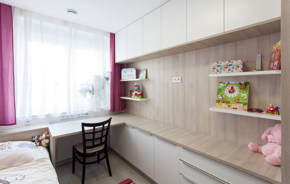 Diseño de dormitorio infantil de 4 a 10 años pequeño con paredes blancas y suelo de madera clara
