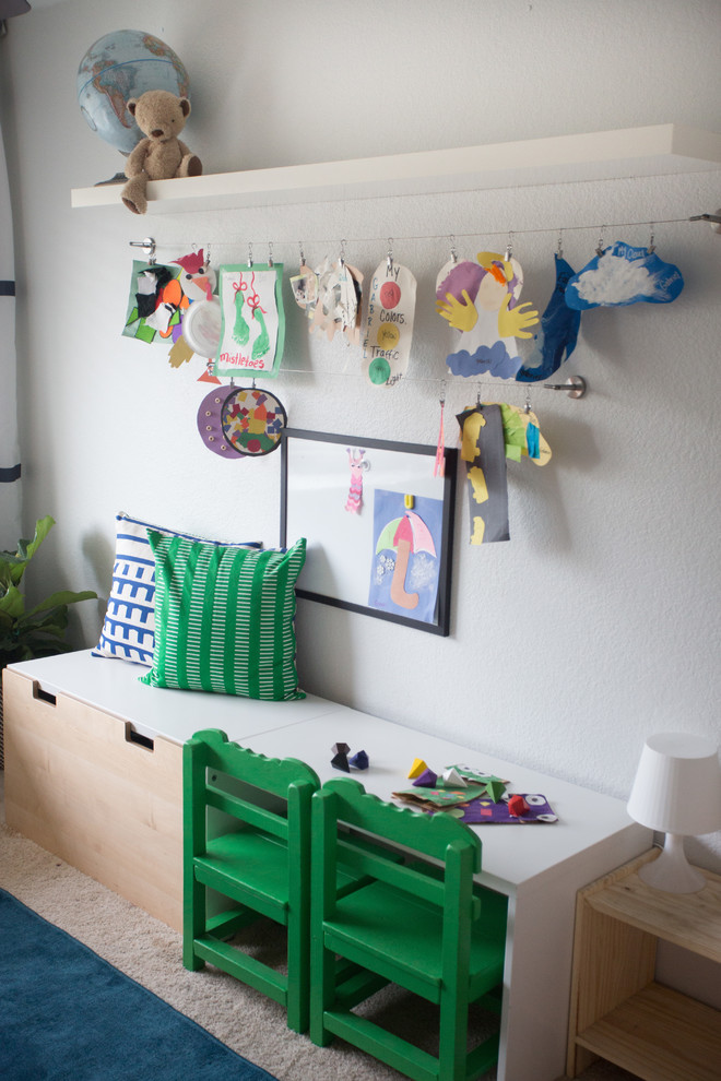 Immagine di una cameretta per bambini da 1 a 3 anni bohémian di medie dimensioni con pareti grigie e moquette