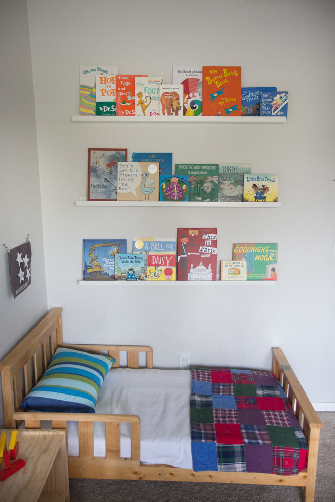 Источник вдохновения для домашнего уюта: детская среднего размера в стиле фьюжн с спальным местом, серыми стенами и ковровым покрытием для ребенка от 1 до 3 лет, мальчика