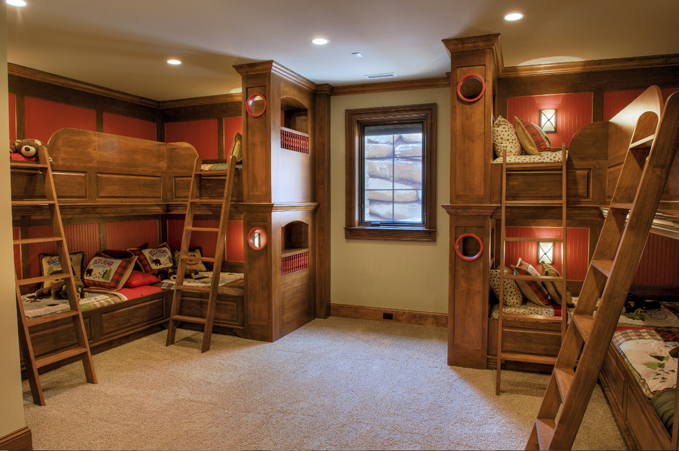 Inspiration för mellanstora rustika könsneutrala barnrum kombinerat med sovrum och för 4-10-åringar, med beige väggar, heltäckningsmatta och beiget golv