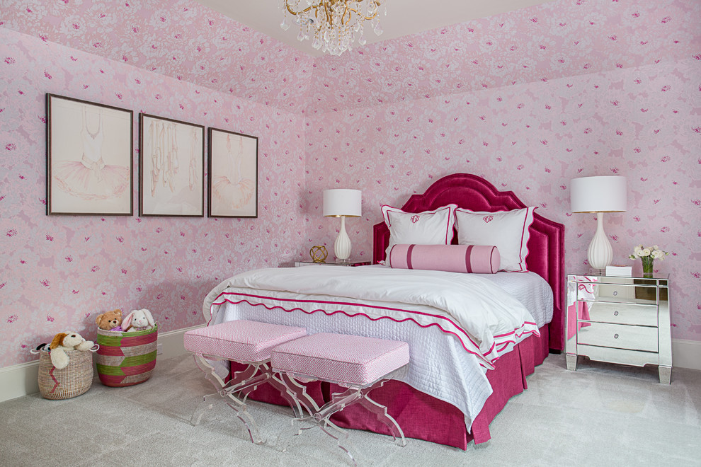 Exempel på ett klassiskt barnrum kombinerat med sovrum, med rosa väggar, heltäckningsmatta och grått golv
