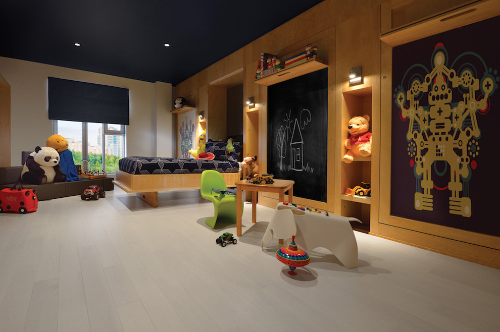Idéer för ett stort pojkrum kombinerat med sovrum och för 4-10-åringar, med vita väggar och målat trägolv