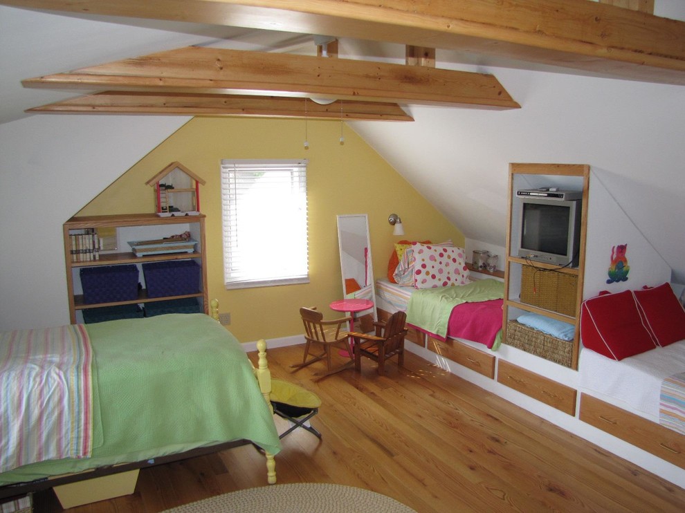 Kleines Klassisches Mädchenzimmer mit Schlafplatz, bunten Wänden und hellem Holzboden in Portland Maine