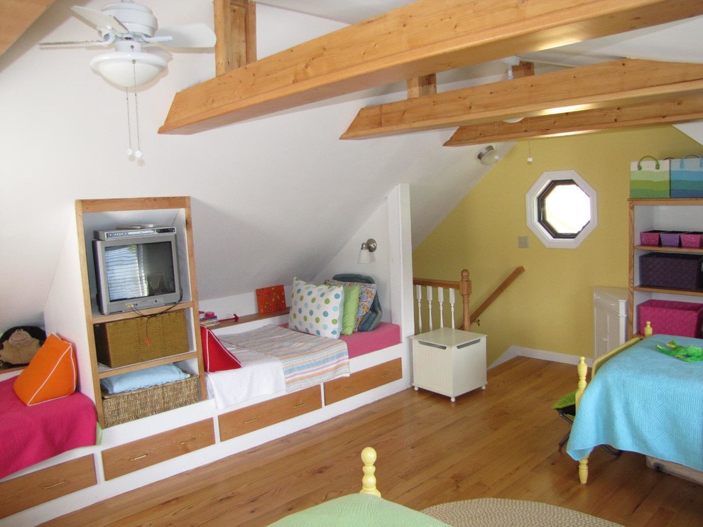 Ispirazione per una piccola cameretta per bambini da 4 a 10 anni tradizionale con pareti multicolore e parquet chiaro
