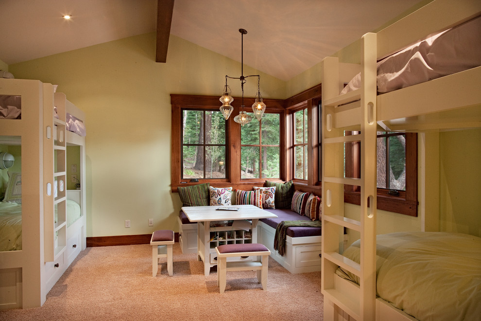 Immagine di una cameretta per bambini da 4 a 10 anni rustica di medie dimensioni con pareti verdi, moquette e pavimento beige