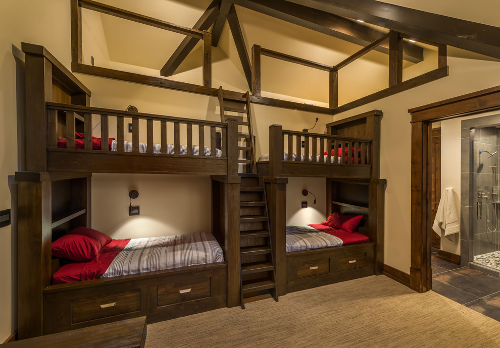Imagen de dormitorio infantil de 4 a 10 años rural de tamaño medio con moqueta, suelo beige y paredes beige