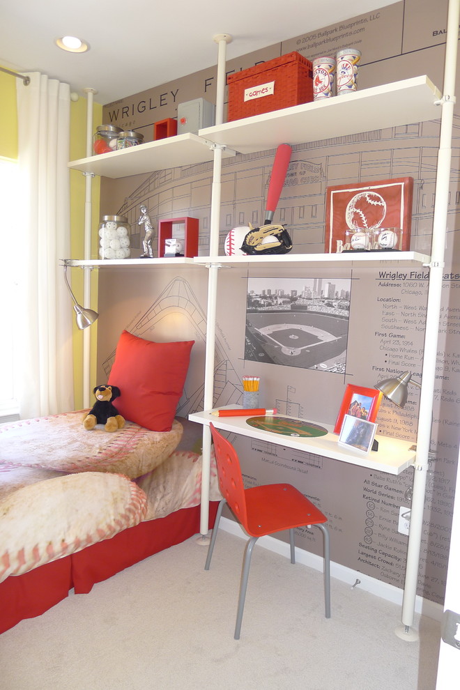 Inredning av ett modernt pojkrum kombinerat med skrivbord och för 4-10-åringar, med flerfärgade väggar