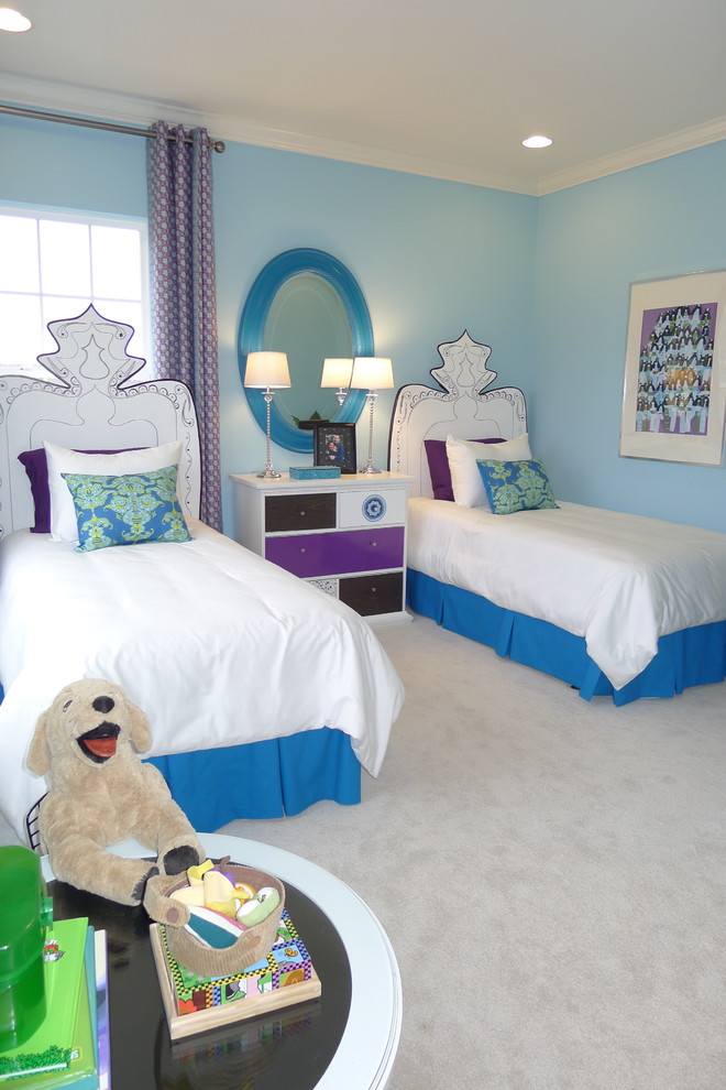 Стильный дизайн: нейтральная детская в стиле неоклассика (современная классика) с спальным местом, синими стенами и ковровым покрытием для ребенка от 4 до 10 лет, двоих детей - последний тренд