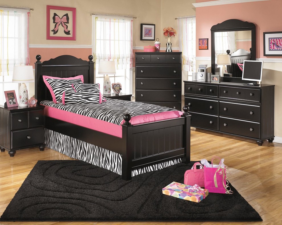 Large traditional teen’s room for girls in Atlanta.