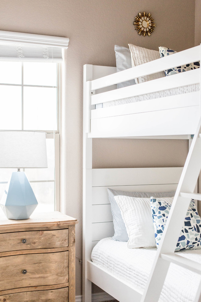 Imagen de dormitorio infantil clásico pequeño con paredes beige y moqueta