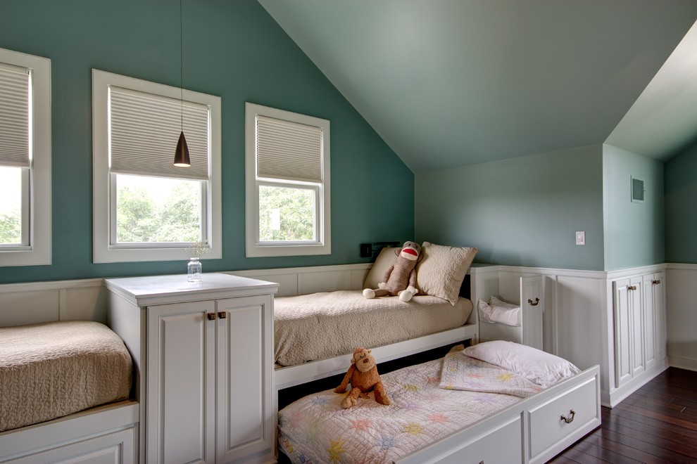 Exemple d'une grande chambre d'enfant tendance avec un sol en bois brun et un mur bleu.