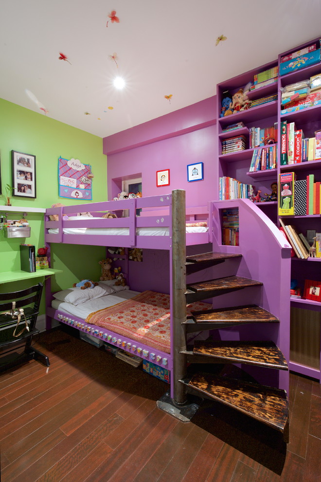 Bild på ett stort eklektiskt flickrum kombinerat med sovrum, med gröna väggar, mellanmörkt trägolv och brunt golv
