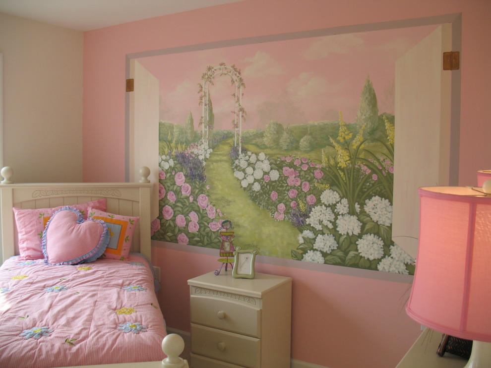 Foto di una cameretta per bambini da 4 a 10 anni tradizionale di medie dimensioni con pareti rosa
