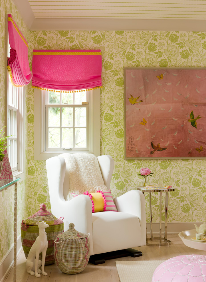 ワシントンD.C.にあるトランジショナルスタイルのおしゃれな女の子の部屋 (淡色無垢フローリング、ベージュの床、マルチカラーの壁) の写真