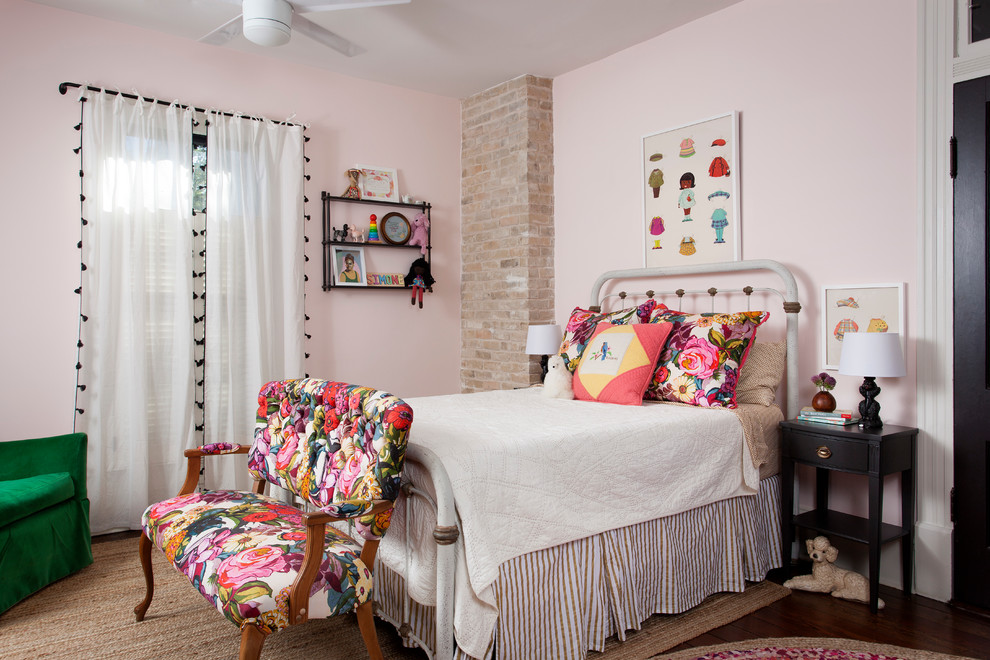 Eklektisches Mädchenzimmer mit Schlafplatz, rosa Wandfarbe und dunklem Holzboden in Austin