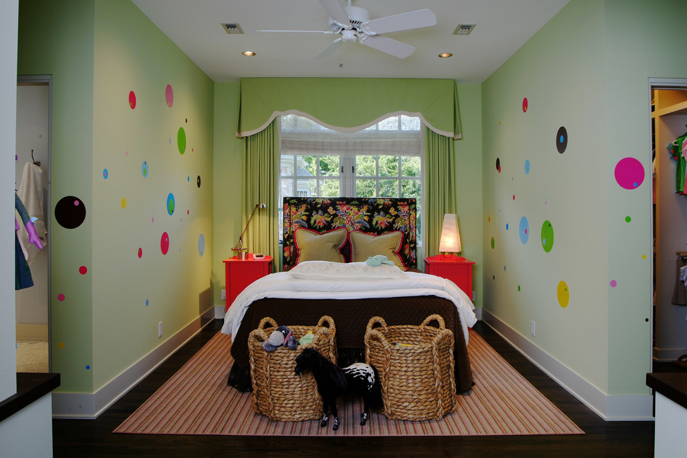 Großes Klassisches Mädchenzimmer mit Schlafplatz, grüner Wandfarbe und dunklem Holzboden in Houston