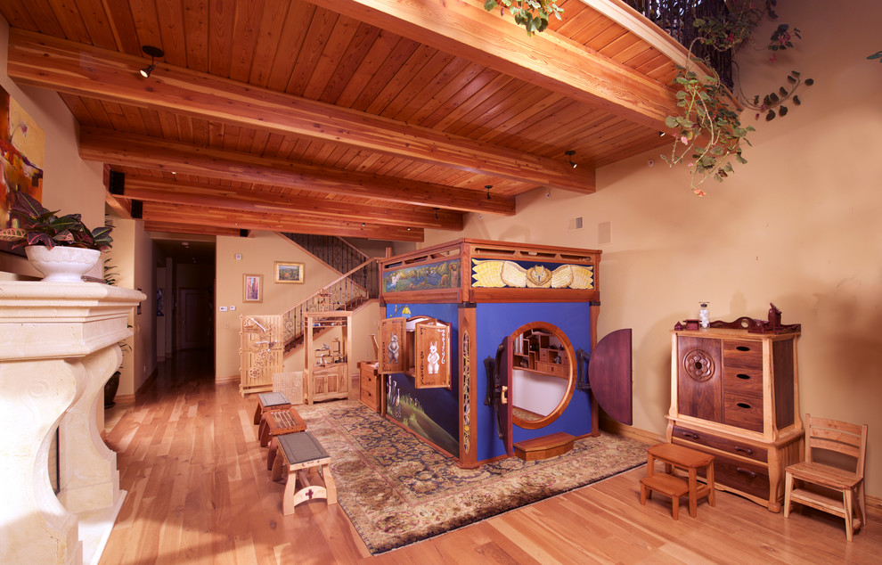 Klassisk inredning av ett stort könsneutralt småbarnsrum kombinerat med lekrum, med beige väggar och ljust trägolv