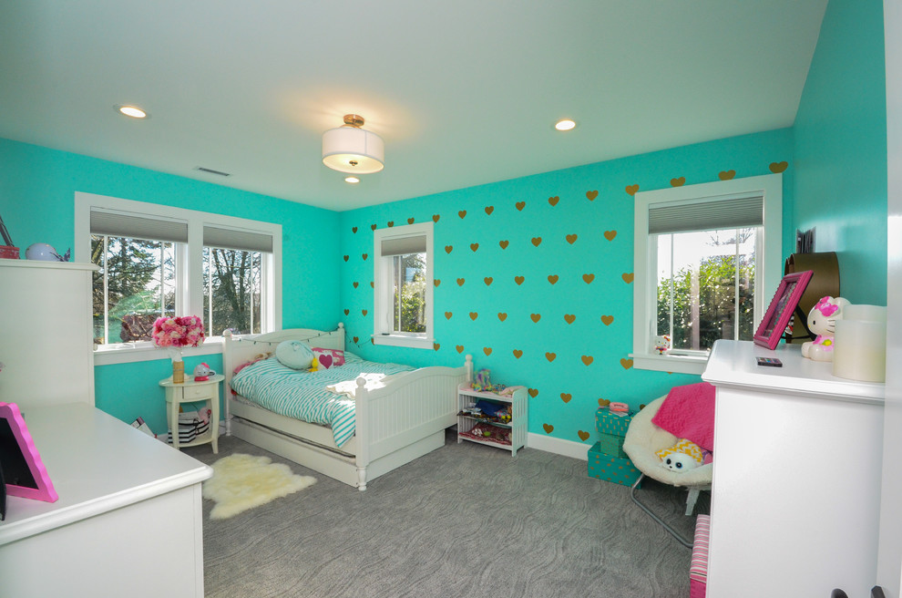 Inredning av ett amerikanskt stort flickrum kombinerat med sovrum och för 4-10-åringar, med blå väggar, heltäckningsmatta och grått golv