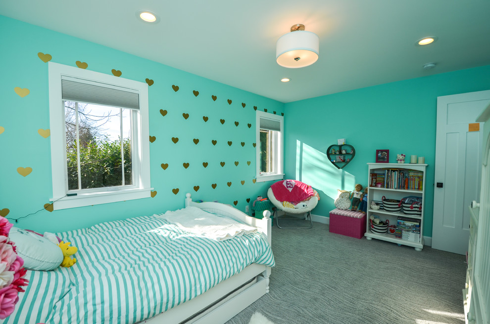 На фото: большая детская в стиле кантри с спальным местом, синими стенами и ковровым покрытием для ребенка от 4 до 10 лет, девочки