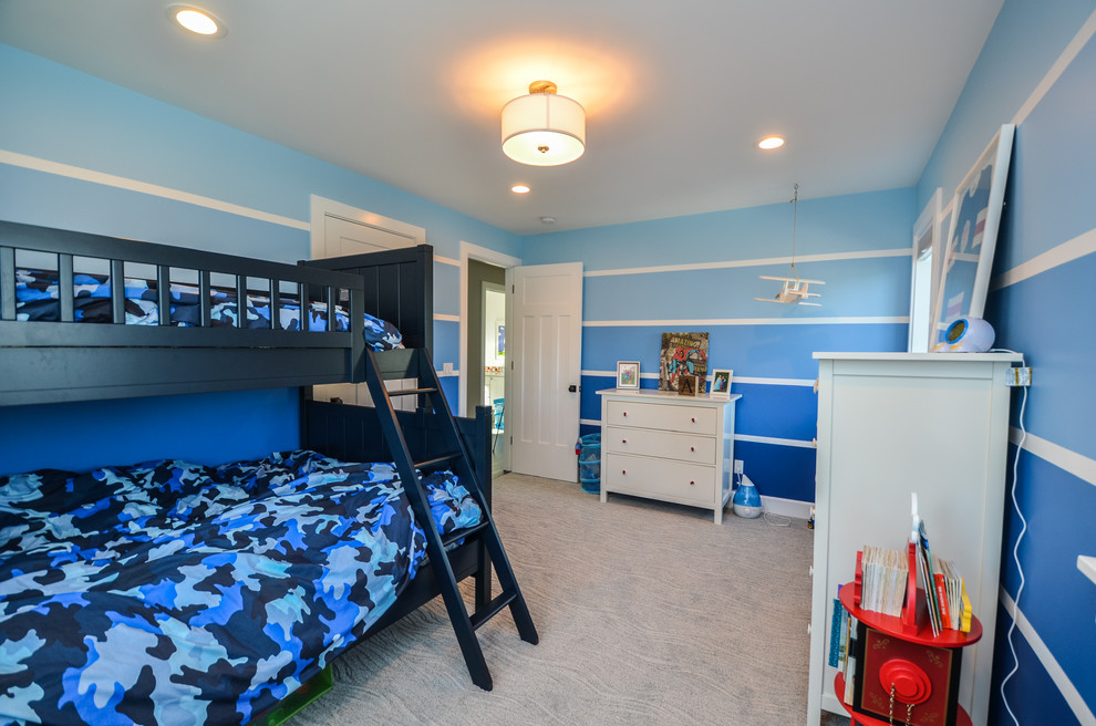 На фото: большая детская в стиле кантри с спальным местом, синими стенами и ковровым покрытием для ребенка от 4 до 10 лет, мальчика с