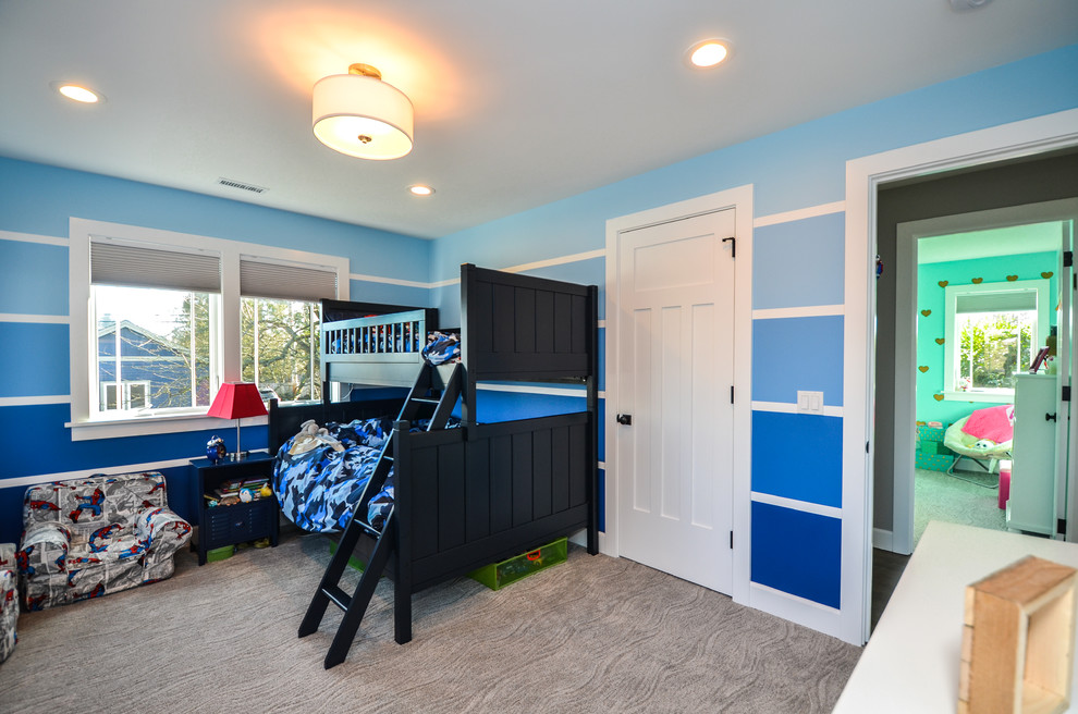 Foto di una grande cameretta per bambini da 4 a 10 anni american style con pareti blu e moquette