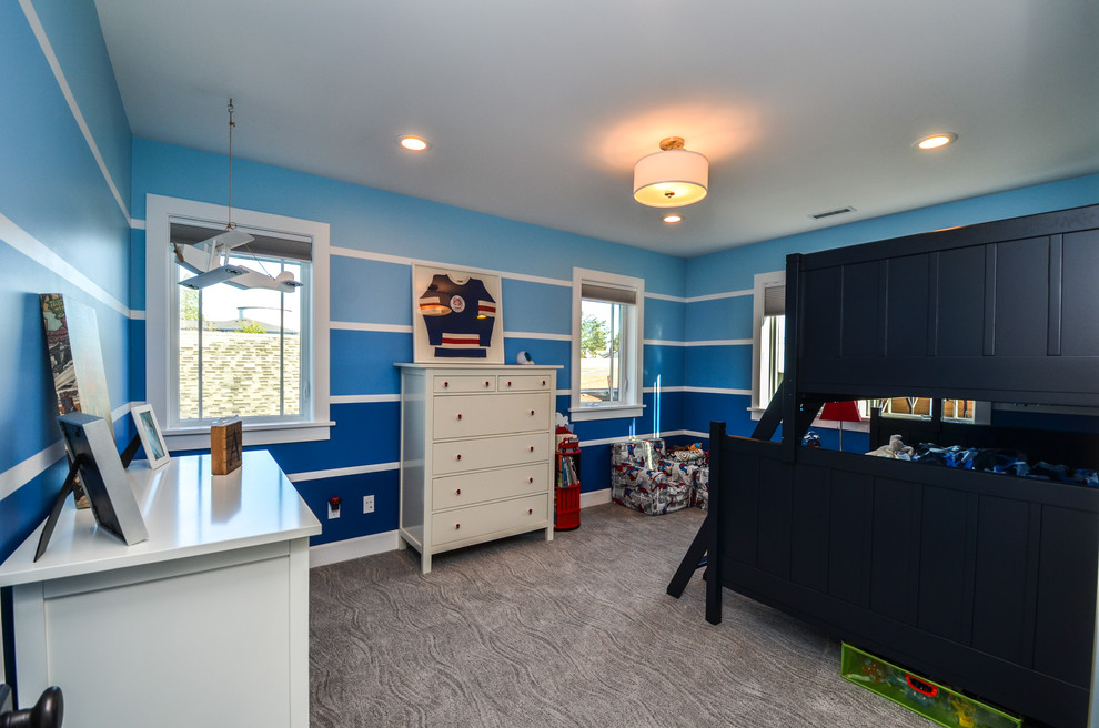 Amerikansk inredning av ett stort pojkrum kombinerat med sovrum och för 4-10-åringar, med blå väggar och heltäckningsmatta