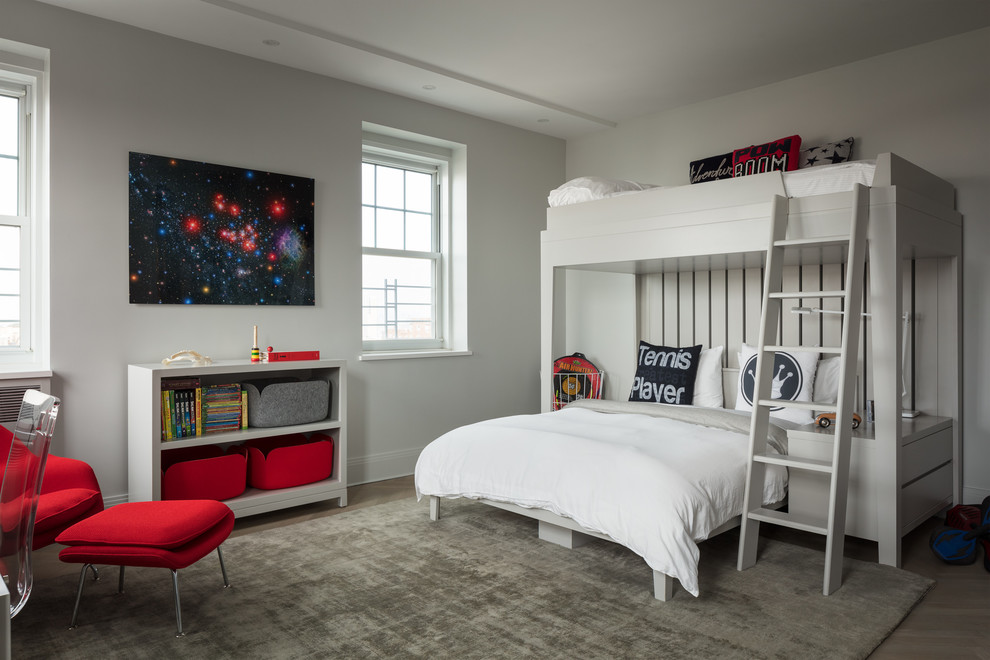Modernes Kinderzimmer mit Schlafplatz, weißer Wandfarbe, hellem Holzboden und beigem Boden in New York