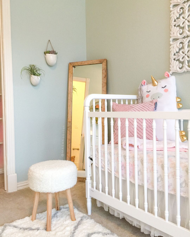 Immagine di una cameretta per neonata tradizionale di medie dimensioni con pareti grigie, moquette e pavimento beige