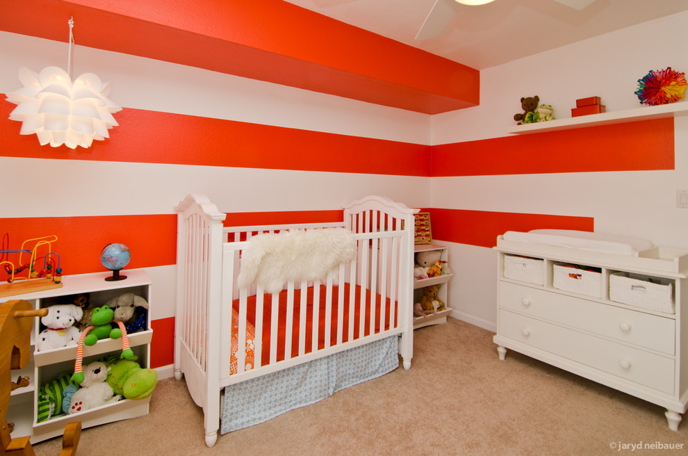 Imagen de dormitorio infantil de 1 a 3 años moderno de tamaño medio con paredes multicolor y moqueta