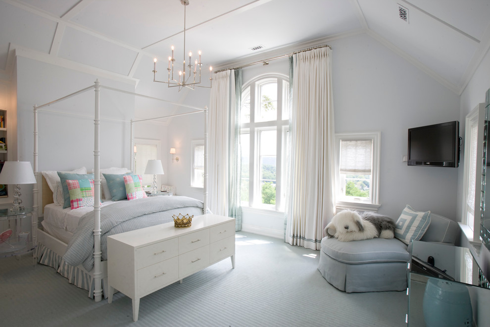 Exempel på ett klassiskt flickrum kombinerat med sovrum och för 4-10-åringar, med heltäckningsmatta, blått golv och grå väggar