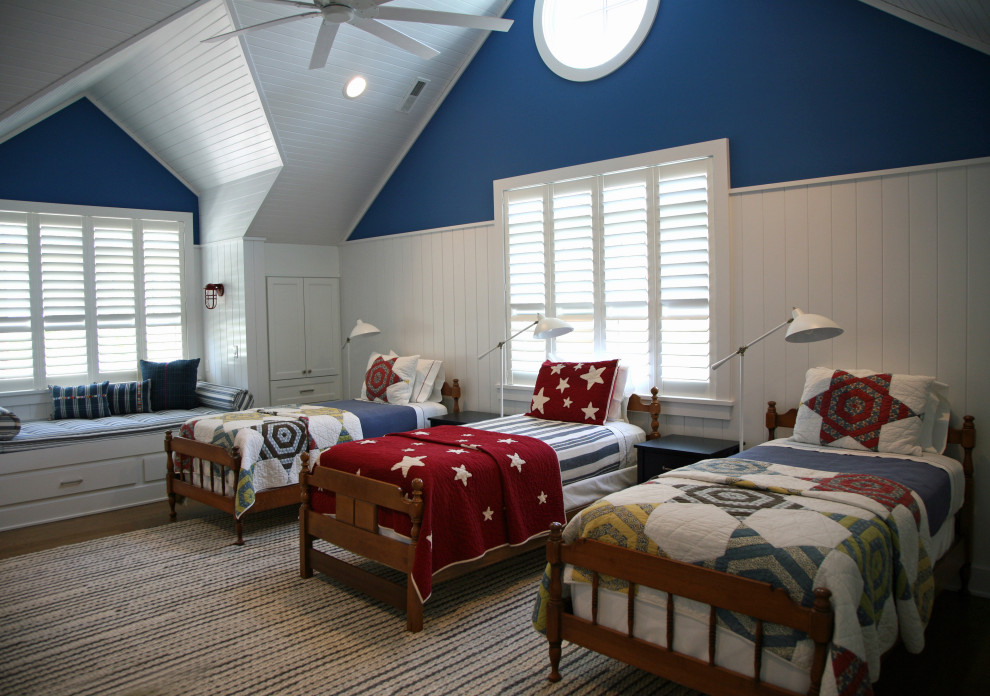 Пример оригинального дизайна: большая нейтральная детская в морском стиле с спальным местом, синими стенами, паркетным полом среднего тона, коричневым полом, сводчатым потолком и панелями на стенах для подростка