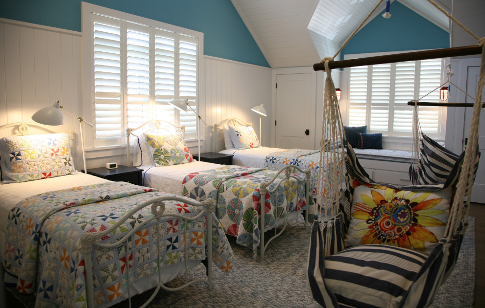 Cette photo montre une grande chambre d'enfant bord de mer en bois avec un mur bleu, un sol en bois brun, un sol marron et un plafond voûté.