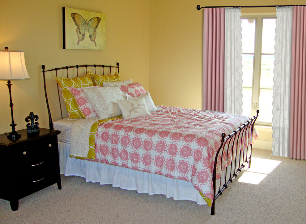 Mittelgroßes Mediterranes Mädchenzimmer mit Schlafplatz, beiger Wandfarbe und Teppichboden in Dallas